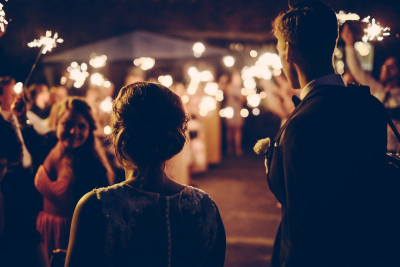 The best man toast traditionally comes after the father of the bride and the groom have made  brief wedding speeches. 